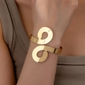 Chique gouden infinity manchetarmband met abstract hol ontwerp voor damesmode - Goudgeel