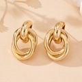 Detailansicht der ineinander verschlungenen Triple-Hoop-Ohrringe in Gold mit Hochglanz - Goldene ovale Ohrstecker