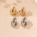 Detailansicht der verflochtenen runden Knotenohrringe in Gold und Silber als Flachbild - Gold & Silber runde Ohrstecker 2er-Set
