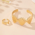 Dettaglio del set di gioielli dorati a conchiglia con bracciale rigido e anello coordinato - Set di Bracciale e Anello Dorato