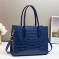 Sac à main bleu marine aspect cuir lézard avec boucles dorées et bandoulière chic - Bleu