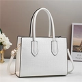 Détail d'un sac à main blanc aspect lézard avec boucles dorées et finitions noires - Blanc
