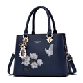 Sac à main bleu foncé en cuir avec broderies florales et charmant détail de perles - Bleu clair / 31x13x22cm