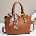 Dettaglio della borsa tote marrone motivo litchi con un foulard di seta decorativo - Giallo Terra