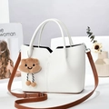 Elegante borsa in pelle bianca con tracolla marrone e ciondolo a nuvola in peluche - Medio / Texture Litchi / Bianco