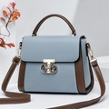 Borsa a mano quadrata bicolore blu chiaro e marrone con fibbia a T in metallo oro - Celeste