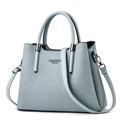 Minimalistische hellblaugraue Handtasche mit Plissee-Struktur und Schulterriemen - Blau