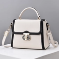 Bolso bandolera beige de piel sintética con borde negro y cierre dorado en podio - Blanco Roto