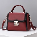 Bolso bandolera de cuero rojo oscuro con costuras blancas y detalles dorados - Burdeos