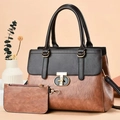 Detalle del bolso tote bicolor de dos piezas con textura de cuero vintage y cierre en T - Rosa