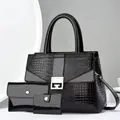 Detailansicht dreiteiliges schwarzes Lackleder-Handtaschen-Set mit Krokodil-Prägung - Schwarz