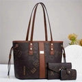 Detailoverzicht van de 3-delige bruine kunstlederen tassenset met MK-monogram en goud - 38*32*14cm / Koffie en Bruin