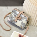 Détails du motif cachemire vintage sur le sac bandoulière beige et finitions dorées - Imprimé Paisley Rétro / Kaki