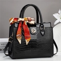 Elegante schwarze Handtasche mit Krokodilmuster, Seidenschal und Metallverschluss - 27x14x22cm / Schwarz