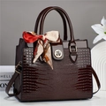 Sac cabas en cuir verni marron foncé avec motif crocodile, foulard soie et fermoir trèfle doré - 27x14x22cm / Café