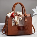 Braune Vintage-Tasche mit Krokomuster, Seidenschal und Metalldrehverschluss - 27x14x22cm / Erdgelb