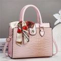 Rosa Handtasche mit Krokodil-Struktur, dekorativem Schal und abnehmbarem Tragegurt - 27x14x22cm / Rosa