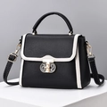 Elegante bolso bandolera de cuero en contraste blanco y negro con cierre dorado - Negro