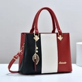 Bolso tote de retazos de rayas rojas, blancas y negras con dije de perla y borla - Granate