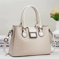 Détail du sac à main crème texturé lézard avec fermoir métallique et bandoulière - Blanc Cassé