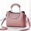 Détail du sac à main en cuir rose avec poignée en métal semi-circulaire et chaîne - Rose Foncé