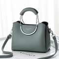 Détail du sac en cuir vert sauge avec poignée en chaîne et bandoulière amovible - vert foncé