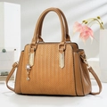 Borsa a mano marrone con trama intrecciata, hardware dorato e pendente a fiore - Cachi