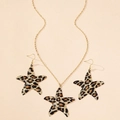 Dettaglio del set collana e orecchini a stella marina leopardata con catenina dorata - Set due pezzi stella marina leopardata