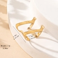 Anello dorato minimalista a doppio strato a V con design geometrico su supporto bianco - Anello A Doppia Linea Giallo Oro
