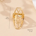 Dettaglio anello geometrico dorato con misure altezza 3,5 cm e peso di 3 grammi - Anello A Rete Triangolare Giallo Oro