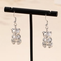 Orecchini a forma di orsetto 3D in argento lucido su supporto nero elegante - Oro Bianco
