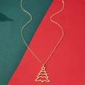 Collar con colgante de árbol de Navidad dorado sobre un fondo festivo rojo y verde - Amarillo Dorado