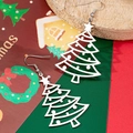 Kerstboom hangoorbellen met ster en hol ontwerp gepresenteerd op een houten achtergrond - Zilveren Kerstboom