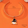Gouden Halloween open armband met een gekleurde heksenhanger en afmetingen weergegeven - Heksenhoed Bedel