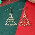 Detalle de pendientes dorados con forma de árbol de Navidad sobre fondo rojo y verde - Árbol de Navidad Hueco Dorado (Sin Luces)