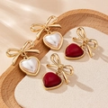 Elegante goldene Schleifen-Herzohrringe in Perlweiß und Tiefrot für den Alltag geeignet - Weinrot und Perlweiß Set aus 2 Paaren