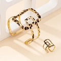 Elegante gouden sieradenset met hol geometrisch luipaardmotief, open armband en ring - Luipaard 2-delige set