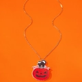 Detail der Trick or Treat Kürbis und schwarze Katze Halskette auf orangefarbenem Grund - Kürbis Halskette