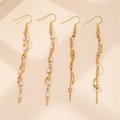 Eleganti orecchini a goccia placcati in oro con lunghe nappe in metallo e perle bianche - Set di Due Pezzi Orecchini Lunghi Con Nappine
