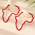Modieuze matrode Afrika-kaart oorbellen op een minimalistische beige presentatiestandaard - Rood