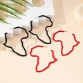 Modieuze Afrika kaart vormige oorringen in zwart en rood met matte afwerking - Rood en Zwart Set