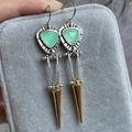 Vintage lange hanger oorbellen met groene stenen en goudkleurige kegelvormige hangers - Stijl R-Thais Zilver Turquoise