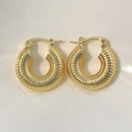 Gouden lever-back oorringen met een vintage horizontale geribbelde textuur afwerking - Stijl T-Goud