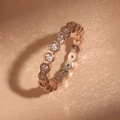 Eleganter Ring im Waben-Design aus Roségold mit funkelnden Kristallen auf Seide - Waben Voller Zirkonia Stil (ZPR729E) / Größe 7 / Roségold