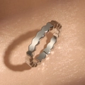 Makroaufnahme eines gewellten Ringbands aus Silber im minimalistischen Geometrie-Design - Glatter Wellenstil (ZPR729A) / Größe 6 / Silber