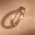 Luxuriöser roségoldener Wabenring mit elegantem geometrischem Wellendesign für Damen - Glatter Polygon-Wellenstil (ZPR729D) / Größe 6 / Roségold