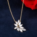 Macro d'un collier doré avec zircons marquise en forme de pétale sur velours bleu foncé - Or (FSNP2132C)