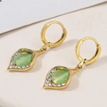 Détail de boucles d'oreilles feuilles dorées avec œil de chat vert et strass - Boucle d'oreille Œil de Chat Vert Doré