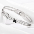 Detalle de pulsera de corazón en acero plateado con nácar blanco y circonitas pavé - Color Acero
