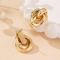 Modische mehrlagige goldene Kreisohrringe mit strukturiertem Vintage-Metall-Finish - Goldene runde Ohrstecker